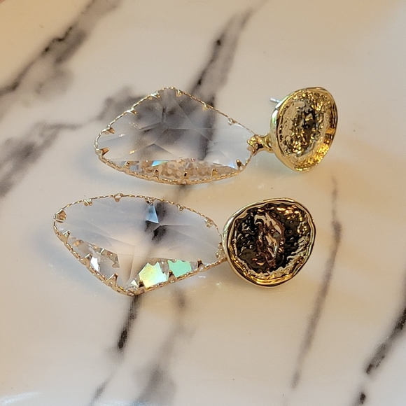 💥LAST ONE💥High Shimmer Faceted Crystal Style Drop Hammered Gold Earrings - Picture 7 of 8